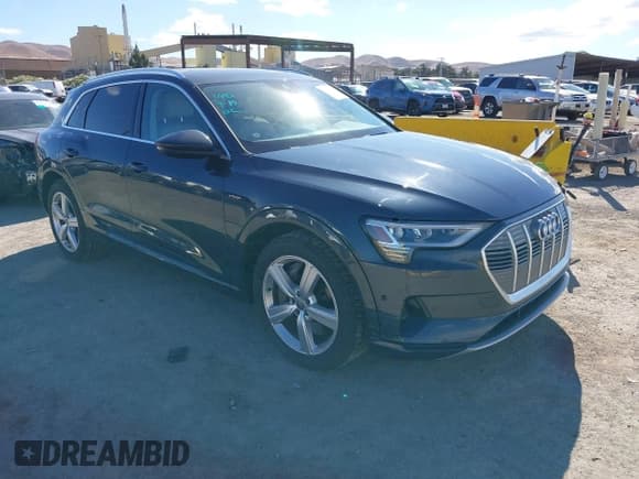 ✅ 2019 Audi e-tron Premium Plus • VIN: WA1LAAGE4KB009805 • Лот: 43199463. Опубликован ранее на IAAI с пробегом 55 882 миль. Бесплатный доступ к архиву аукционных продаж из США и подробный отчёт об истории автомобиля на DreamBid. Изображение 1.