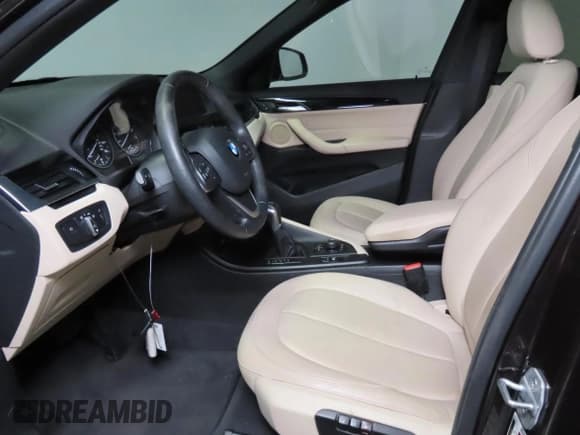 ✅ 2018 BMW X1 sDrive28i • VIN: WBXHU7C37J5L05511 • Лот: 85006215. Опубликован ранее на Copart с пробегом 25 925 миль. Бесплатный доступ к архиву аукционных продаж из США и подробный отчёт об истории автомобиля на DreamBid. Изображение 9.
