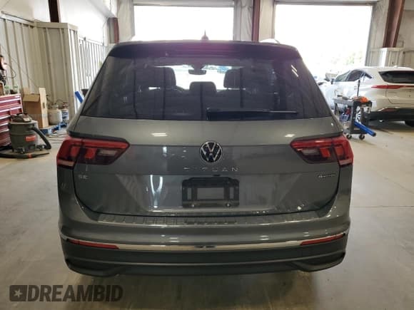 ✅ 2023 Volkswagen Tiguan SE • VIN: 3VVMB7AX6PM034582 • Lot: 81327125. Wystawiony na Copart z przebiegiem 22 563 mil. Bezpłatny archiwum sprzedaży aukcyjnych z USA i szczegółowy raport historii pojazdu na DreamBid. Zdjęcie 6.