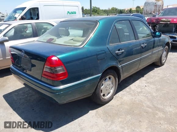 ✅ 1995 Mercedes-Benz C 2.8L • VIN: WDBHA28E3SF215141 • Лот: 42533044. Опубликован ранее на IAAI с пробегом Не указан. Бесплатный доступ к архиву аукционных продаж из США и подробный отчёт об истории автомобиля на DreamBid. Изображение 4.