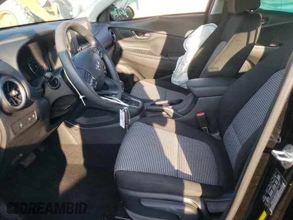 ✅ 2022 Hyundai Kona SE • VIN: KM8K22AB6NU762923 • Лот: 68256214. Опубликован ранее на Copart с пробегом 25 053 миль. Бесплатный доступ к архиву аукционных продаж из США и подробный отчёт об истории автомобиля на DreamBid. Изображение 7.