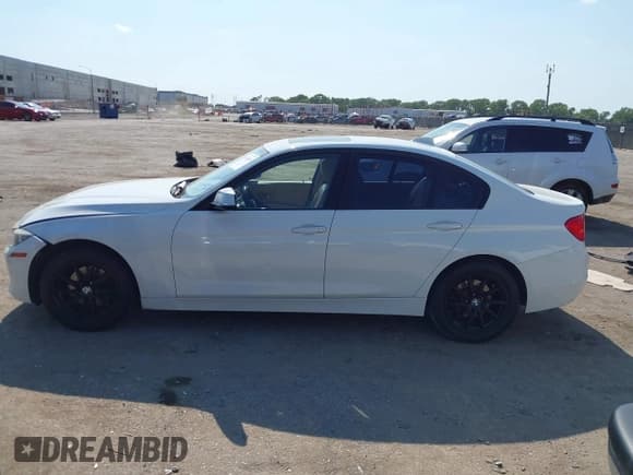 ✅ 2015 BMW 3 Series 328i • VIN: WBA3A5G56FNS83909 • Lot: 42931894. Wystawiony na IAAI z przebiegiem 131 937 mil. Bezpłatny archiwum sprzedaży aukcyjnych z USA i szczegółowy raport historii pojazdu na DreamBid. Zdjęcie 14.