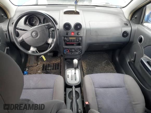 2008 Chevrolet Aveo LS z VIN KL1TD66628B251738, wystawiony jako Copart lot #86379764 z przebiegiem Nie podano mil oraz Czysty tytuł • Clean title. Historia ofert i sprzedaży dostępna na DreamBid. Obrazek 8.