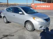 ✅ 2013 Nissan Versa S Plus • VIN: 3N1CN7AP1DL870189 • Lot: 42853776. Wystawiony na IAAI z przebiegiem 68 403 mil. Bezpłatny archiwum sprzedaży aukcyjnych z USA i szczegółowy raport historii pojazdu na DreamBid. Zdjęcie 1.