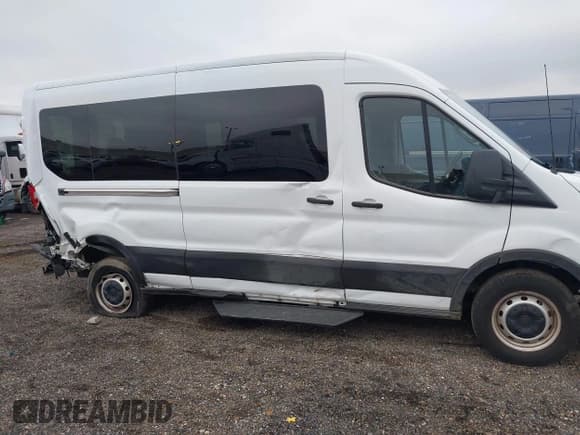 ✅ 2020 Ford Transit Passenger XL • VIN: 1FBAX2C89LKB05159 • Lot: 41356765. Wystawiony na IAAI z przebiegiem 32 436 mil. Bezpłatny archiwum sprzedaży aukcyjnych z USA i szczegółowy raport historii pojazdu na DreamBid. Zdjęcie 13.