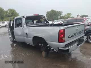 2005 Chevrolet Silverado 1500 LS z VIN 2GCEC19T751136086, wystawiony jako IAAI lot #43235133 z przebiegiem Nie podano mil oraz . Historia ofert i sprzedaży dostępna na DreamBid. Obrazek 3.