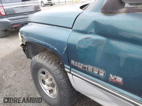 1996 Dodge 1500 z VIN 3B7HF13Y7TG127787, wystawiony jako IAAI lot #43603536 z przebiegiem 312 042 mil mil oraz . Historia ofert i sprzedaży dostępna na DreamBid. Obrazek 6.