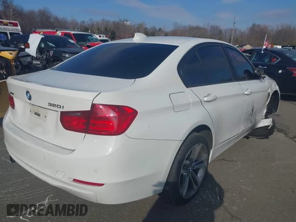 ✅ 2015 BMW 3 Series 320i xDrive • VIN: WBA3C3G55FNS75282 • Lot: 41336850. Wystawiony na IAAI z przebiegiem 120 856 mil. Bezpłatny archiwum sprzedaży aukcyjnych z USA i szczegółowy raport historii pojazdu na DreamBid. Zdjęcie 4.