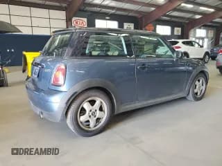 ✅ 2010 MINI Hardtop • VIN: WMWMF3C52ATZ27605 • Lot: 80516925. Wystawiony na Copart z przebiegiem 167 627 mil. Bezpłatny archiwum sprzedaży aukcyjnych z USA i szczegółowy raport historii pojazdu na DreamBid. Zdjęcie 3.