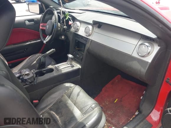 ✅ 2006 Ford Mustang Standard • VIN: 1ZVFT84N865241237 • Lot: 42682629. Wystawiony na IAAI z przebiegiem 218 861 mil. Bezpłatny archiwum sprzedaży aukcyjnych z USA i szczegółowy raport historii pojazdu na DreamBid. Zdjęcie 5.