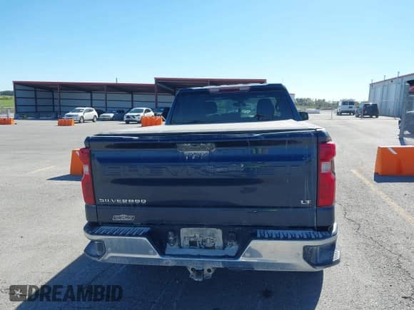 2021 Chevrolet Silverado 1500 LT z VIN 1GCUYDED4MZ421802, wystawiony jako IAAI lot #43503638 z przebiegiem 110 966 mil mil oraz . Historia ofert i sprzedaży dostępna na DreamBid. Obrazek 16.