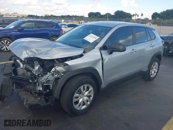 ✅ 2025 Toyota Corolla Cross L • VIN: 7MUAAAAG9SV145854 • Lot: 43713390. Wystawiony na IAAI z przebiegiem 3 767 mil. Bezpłatny archiwum sprzedaży aukcyjnych z USA i szczegółowy raport historii pojazdu na DreamBid. Zdjęcie 2.