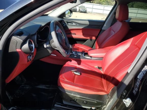 ✅ 2020 Alfa Romeo Stelvio • VIN: ZASPAKAN0L7C91880 • Lot: 80823975. Wystawiony na Copart z przebiegiem 16 168 mil. Bezpłatny archiwum sprzedaży aukcyjnych z USA i szczegółowy raport historii pojazdu na DreamBid. Zdjęcie 7.