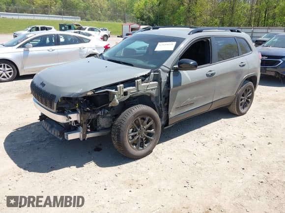 ✅ 2023 Jeep Cherokee Altitude Lux • VIN: 1C4PJMMB2PD113241 • Lot: 42049059. Wystawiony na IAAI z przebiegiem 46 944 mil. Bezpłatny archiwum sprzedaży aukcyjnych z USA i szczegółowy raport historii pojazdu na DreamBid. Zdjęcie 2.