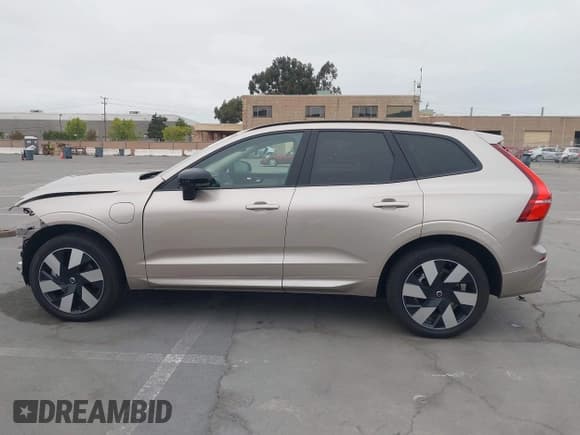 ✅ 2025 Volvo XC60 Plus • VIN: YV4H60RC7S1068305 • Lot: 42100343. Listed on IAAI with 1,870 mi. Free auction sales archive from the USA and detailed vehicle history report at DreamBid. Image 15.