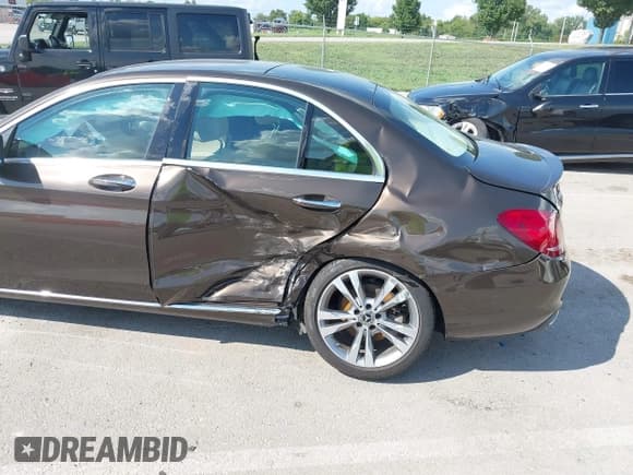 ✅ 2017 Mercedes-Benz C 300 • VIN: 55SWF4JBXHU222573 • Lot: 42968468. Wystawiony na IAAI z przebiegiem 115 217 mil. Bezpłatny archiwum sprzedaży aukcyjnych z USA i szczegółowy raport historii pojazdu na DreamBid. Zdjęcie 6.