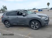 ✅ 2022 Nissan Rogue SL • VIN: 5N1BT3CA3NC713269 • Lot: 42109746. Wystawiony na IAAI z przebiegiem 25 013 mil. Bezpłatny archiwum sprzedaży aukcyjnych z USA i szczegółowy raport historii pojazdu na DreamBid. Zdjęcie 13.