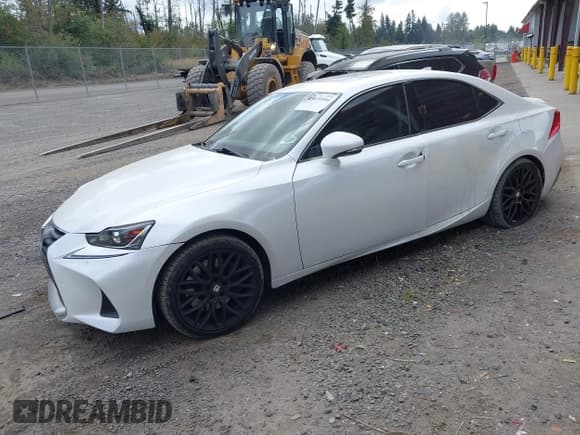 ✅ 2017 Lexus IS 200t • VIN: JTHBA1D24H5050064 • Lot: 43039594. Wystawiony na IAAI z przebiegiem 65 624 mil. Bezpłatny archiwum sprzedaży aukcyjnych z USA i szczegółowy raport historii pojazdu na DreamBid. Zdjęcie 17.