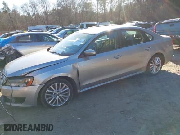 ✅ 2014 Volkswagen Passat S • VIN: 1VWAP7A30EC008863 • Lot: 41004815. Wystawiony na IAAI z przebiegiem 219 881 mil. Bezpłatny archiwum sprzedaży aukcyjnych z USA i szczegółowy raport historii pojazdu na DreamBid. Zdjęcie 17.