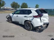 ✅ 2024 Nissan Rogue S • VIN: 5N1BT3AB2RC724393 • Lot: 42960479. Wystawiony na IAAI z przebiegiem 7 735 mil. Bezpłatny archiwum sprzedaży aukcyjnych z USA i szczegółowy raport historii pojazdu na DreamBid. Zdjęcie 3.