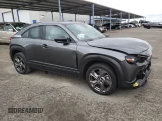 ✅ 2022 Mazda MX-30 Premium Plus • VIN: JM1DRADB4N0100893 • Lot: 46955985. Wystawiony na Copart z przebiegiem 25 705 mil. Bezpłatny archiwum sprzedaży aukcyjnych z USA i szczegółowy raport historii pojazdu na DreamBid. Zdjęcie 4.