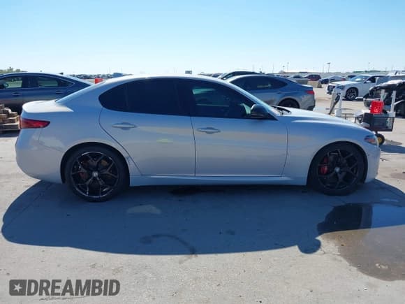 ✅ 2020 Alfa Romeo Giulia Ti • VIN: ZARFAMBN1L7634250 • Lot: 43417791. Wystawiony na IAAI z przebiegiem 46 267 mil. Bezpłatny archiwum sprzedaży aukcyjnych z USA i szczegółowy raport historii pojazdu na DreamBid. Zdjęcie 13.