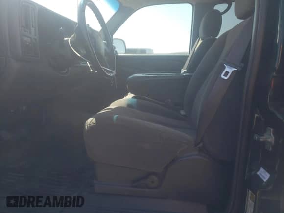 2005 Chevrolet Silverado 1500 LS z VIN 2GCEC13T151384441, wystawiony jako Copart lot #69667094 z przebiegiem 233 193 mil mil oraz Szkoda całkowita • Salvage title. Historia ofert i sprzedaży dostępna na DreamBid. Obrazek 7.