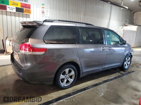 ✅ 2013 Toyota Sienna LE • VIN: 5TDKK3DC8DS378059 • Lot: 92311175. Wystawiony na Copart z przebiegiem 242 192 mil. Bezpłatny archiwum sprzedaży aukcyjnych z USA i szczegółowy raport historii pojazdu na DreamBid. Zdjęcie 3.