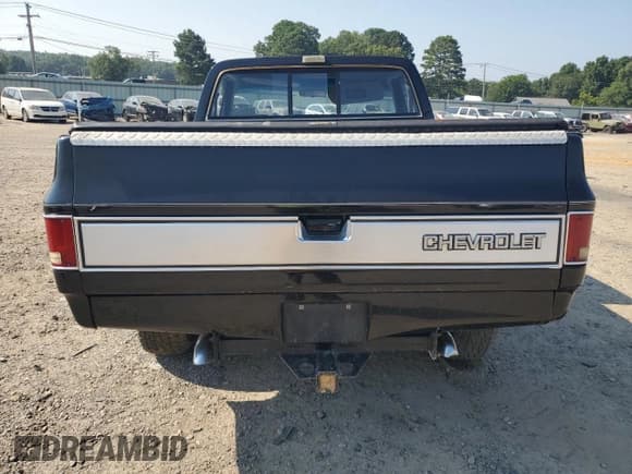 ✅ 1981 Chevrolet Silverado 1500 • VIN: 1GCCC14HXBF355767 • Lot: 65004934. Wystawiony na Copart z przebiegiem 55 708 mil. Bezpłatny archiwum sprzedaży aukcyjnych z USA i szczegółowy raport historii pojazdu na DreamBid. Zdjęcie 6.