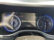 ✅ 2022 Chrysler Pacifica Touring • VIN: 2C4RC1FG1NR199419 • Lot: 55379035. Wystawiony na Copart z przebiegiem 57 566 mil. Bezpłatny archiwum sprzedaży aukcyjnych z USA i szczegółowy raport historii pojazdu na DreamBid. Zdjęcie 9.