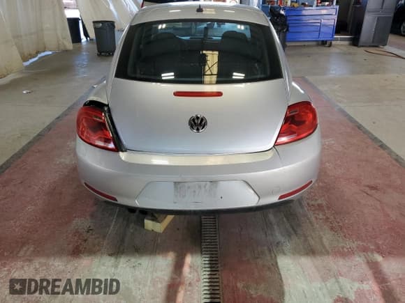 ✅ 2014 Volkswagen Beetle Entry • VIN: 3VWF17AT7EM659056 • Lot: 81663565. Wystawiony na Copart z przebiegiem 129 208 mil. Bezpłatny archiwum sprzedaży aukcyjnych z USA i szczegółowy raport historii pojazdu na DreamBid. Zdjęcie 6.