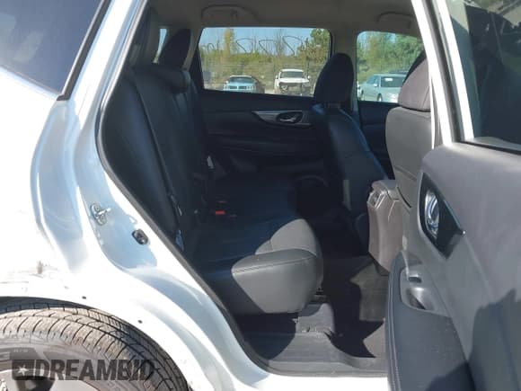 ✅ 2015 Nissan Rogue SV • VIN: 5N1AT2MT5FC913173 • Lot: 43330487. Listed on IAAI with 101,104 mi. Free auction sales archive from the USA and detailed vehicle history report at DreamBid. Image 8.