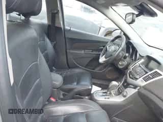 2015 Chevrolet Cruze LT z VIN 1G1PE5SB9F7200332, wystawiony jako IAAI lot #43403040 z przebiegiem 154 776 mil mil oraz . Historia ofert i sprzedaży dostępna na DreamBid. Obrazek 5.