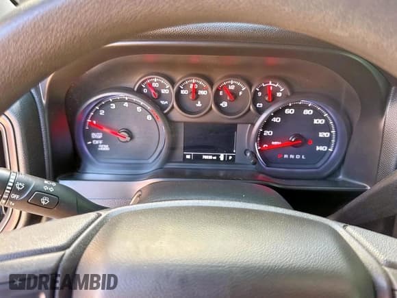 ✅ 2020 Chevrolet Silverado 1500 Custom • VIN: 1GCRWBEK0LZ203904 • Lot: 80130305. Wystawiony na Copart z przebiegiem 79 038 mil. Bezpłatny archiwum sprzedaży aukcyjnych z USA i szczegółowy raport historii pojazdu na DreamBid. Zdjęcie 8.