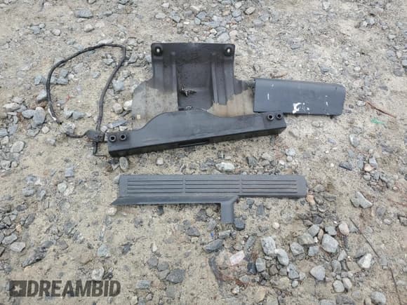 ✅ 2002 Chevrolet Suburban LS • VIN: 3GNEC16Z42G343960 • Lot: 88970245. Wystawiony na Copart z przebiegiem 284 632 mil. Bezpłatny archiwum sprzedaży aukcyjnych z USA i szczegółowy raport historii pojazdu na DreamBid. Zdjęcie 13.