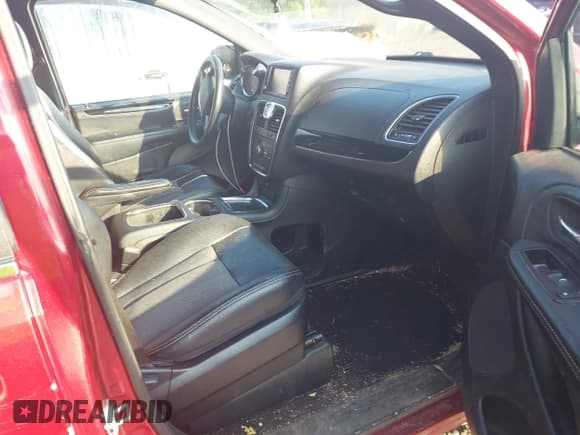 ✅ 2014 Chrysler Town & Country S • VIN: 2C4RC1HG0ER453263 • Lot: 42464652. Listed on IAAI with 112,690 mi. Free auction sales archive from the USA and detailed vehicle history report at DreamBid. Image 5.