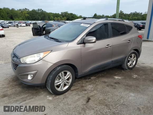 2013 Hyundai Tucson GLS z VIN KM8JU3AC2DU681758, wystawiony jako Copart lot #71302434 z przebiegiem 152 257 mil mil oraz Szkoda całkowita • Salvage title. Historia ofert i sprzedaży dostępna na DreamBid. Obrazek 1.