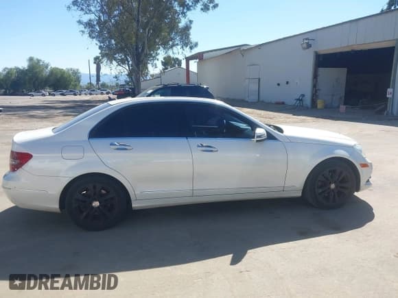 ✅ 2014 Mercedes-Benz C 250 Sport • VIN: WDDGF4HB1EA893149 • Lot: 41865343. Wystawiony na IAAI z przebiegiem 188 557 mil. Bezpłatny archiwum sprzedaży aukcyjnych z USA i szczegółowy raport historii pojazdu na DreamBid. Zdjęcie 13.