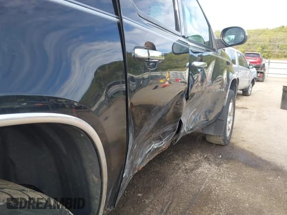 ✅ 2008 Chevrolet Suburban 1LT • VIN: 1GNFK16308R273272 • Lot: 43293480. Listed on IAAI with 196,395 mi. Free auction sales archive from the USA and detailed vehicle history report at DreamBid. Image 13.