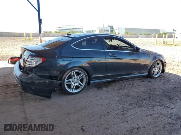 ✅ 2012 Mercedes-Benz C 250 • VIN: WDDGJ4HB3CF880840 • Lot: 82006585. Wystawiony na Copart z przebiegiem Nie podano. Bezpłatny archiwum sprzedaży aukcyjnych z USA i szczegółowy raport historii pojazdu na DreamBid. Zdjęcie 3.