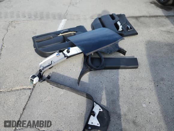 ✅ 2018 Chevrolet Silverado 1500 LT • VIN: 3GCPCREC4JG103383 • Lot: 93259325. Wystawiony na Copart z przebiegiem 182 821 mil. Bezpłatny archiwum sprzedaży aukcyjnych z USA i szczegółowy raport historii pojazdu na DreamBid. Zdjęcie 12.