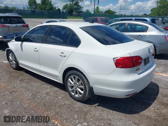 ✅ 2011 Volkswagen Jetta SE • VIN: 3VWBZ7AJ4BM395991 • Lot: 42550817. Listed on IAAI with 94,430 mi. Free auction sales archive from the USA and detailed vehicle history report at DreamBid. Image 3.