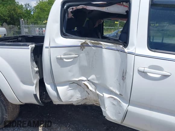 ✅ 2015 Toyota Tacoma PreRunner • VIN: 5TFKU4HN9FX006805 • Lot: 42283766. Wystawiony na IAAI z przebiegiem 132 367 mil. Bezpłatny archiwum sprzedaży aukcyjnych z USA i szczegółowy raport historii pojazdu na DreamBid. Zdjęcie 6.
