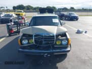 ✅ 1981 Mercedes-Benz 300 • VIN: WDBAB93A0BN004769 • Lot: 43684189. Wystawiony na IAAI z przebiegiem 306 130 mil. Bezpłatny archiwum sprzedaży aukcyjnych z USA i szczegółowy raport historii pojazdu na DreamBid. Zdjęcie 11.