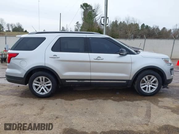 ✅ 2018 Ford Explorer XLT • VIN: 1FM5K8D8XJGA33493 • Lot: 41728861. Wystawiony na IAAI z przebiegiem 103 392 mil. Bezpłatny archiwum sprzedaży aukcyjnych z USA i szczegółowy raport historii pojazdu na DreamBid. Zdjęcie 13.