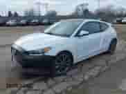 2019 Hyundai Veloster Premium z VIN KMHTG6AF8KU003038, wystawiony jako IAAI lot #41118865 z przebiegiem 65 014 mil mil oraz . Historia ofert i sprzedaży dostępna na DreamBid. Obrazek 18.