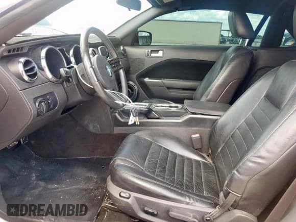 ✅ 2005 Ford Mustang GT Deluxe • VIN: 1ZVHT85H255211280 • Lot: 69271235. Wystawiony na Copart z przebiegiem 109 841 mil. Bezpłatny archiwum sprzedaży aukcyjnych z USA i szczegółowy raport historii pojazdu na DreamBid. Zdjęcie 7.