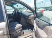 ✅ 2002 Chrysler Town & Country LX • VIN: 2C4GP44302R747287 • Lot: 42556704. Wystawiony na IAAI z przebiegiem 249 900 mil. Bezpłatny archiwum sprzedaży aukcyjnych z USA i szczegółowy raport historii pojazdu na DreamBid. Zdjęcie 5.