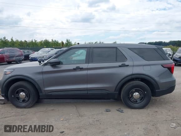 ✅ 2025 Ford Police Interceptor Utility • VIN: 1FM5K8AB9SGB13773 • Lot: 43087413. Wystawiony na IAAI z przebiegiem 5 378 mil. Bezpłatny archiwum sprzedaży aukcyjnych z USA i szczegółowy raport historii pojazdu na DreamBid. Zdjęcie 14.