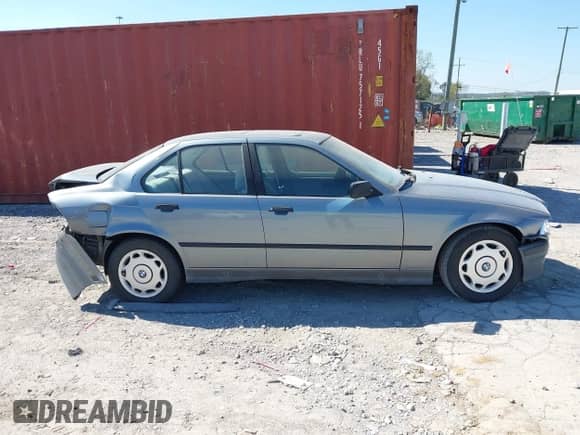 1994 BMW 3 Series с VIN WBACA5324RFG10398, выставлен на аукционе IAAI как лот 43429143 с пробегом Не указан миль и . История ставок и продаж доступна на DreamBid. Изображение 13.